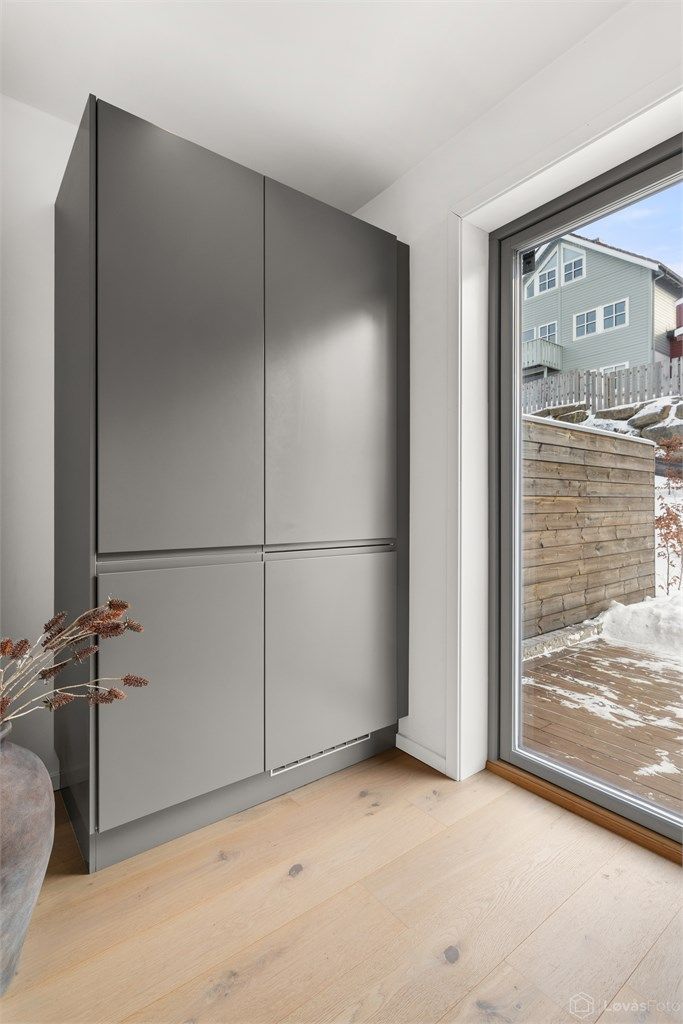 Fra kjøkkenet er det direkte utgang til markterrassen på 16 m².