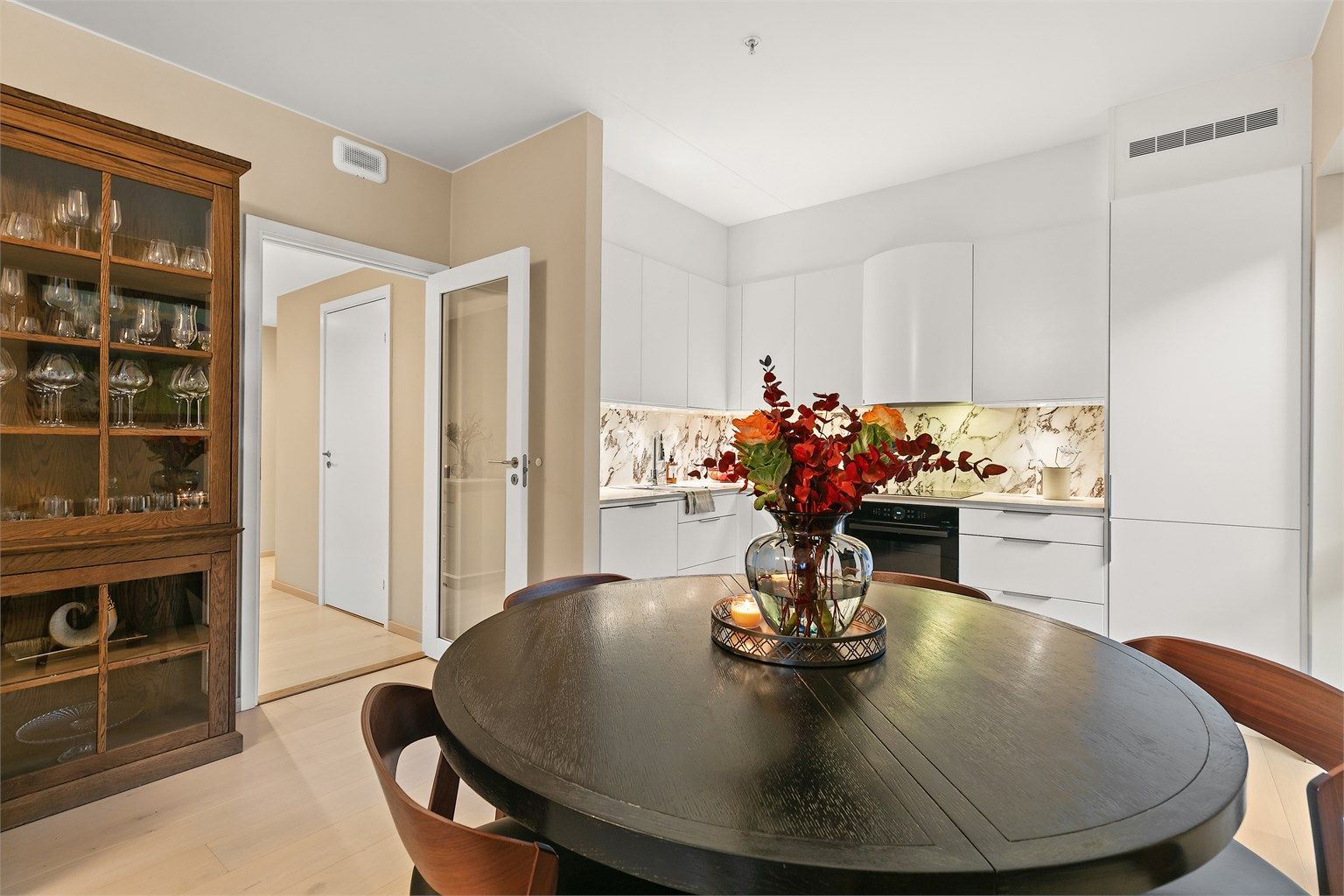 Gjennomgående leilighet, med planløsning som enkelt kan innredes med flere soner.