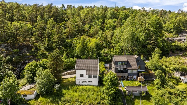 Eiendommen ligger høyt og fritt med gode utsiktsforhold.