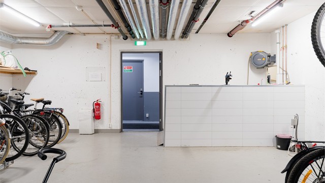 Sameiet har en velutstyrt sykkelbod med vaske- og verkstedsareal, samt utgang på gatenivå.