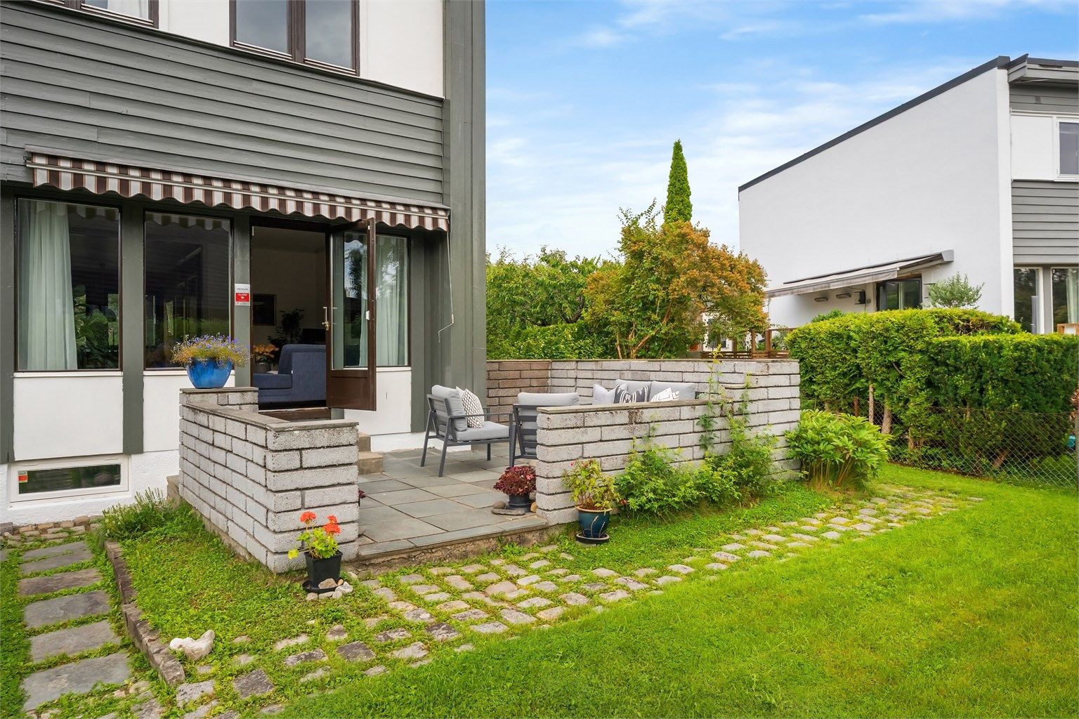 Lyst og innholdsrikt enderekkehus med god planløsning over tre etasjer