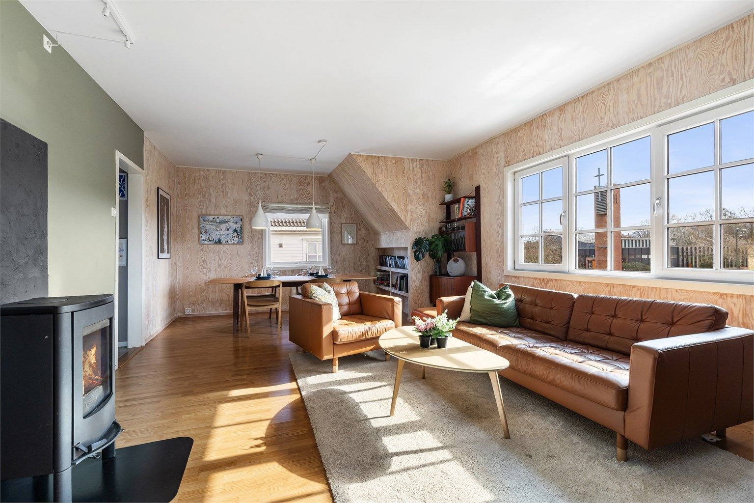 Romslig stue med plass til spisegruppe og sofagruppe.