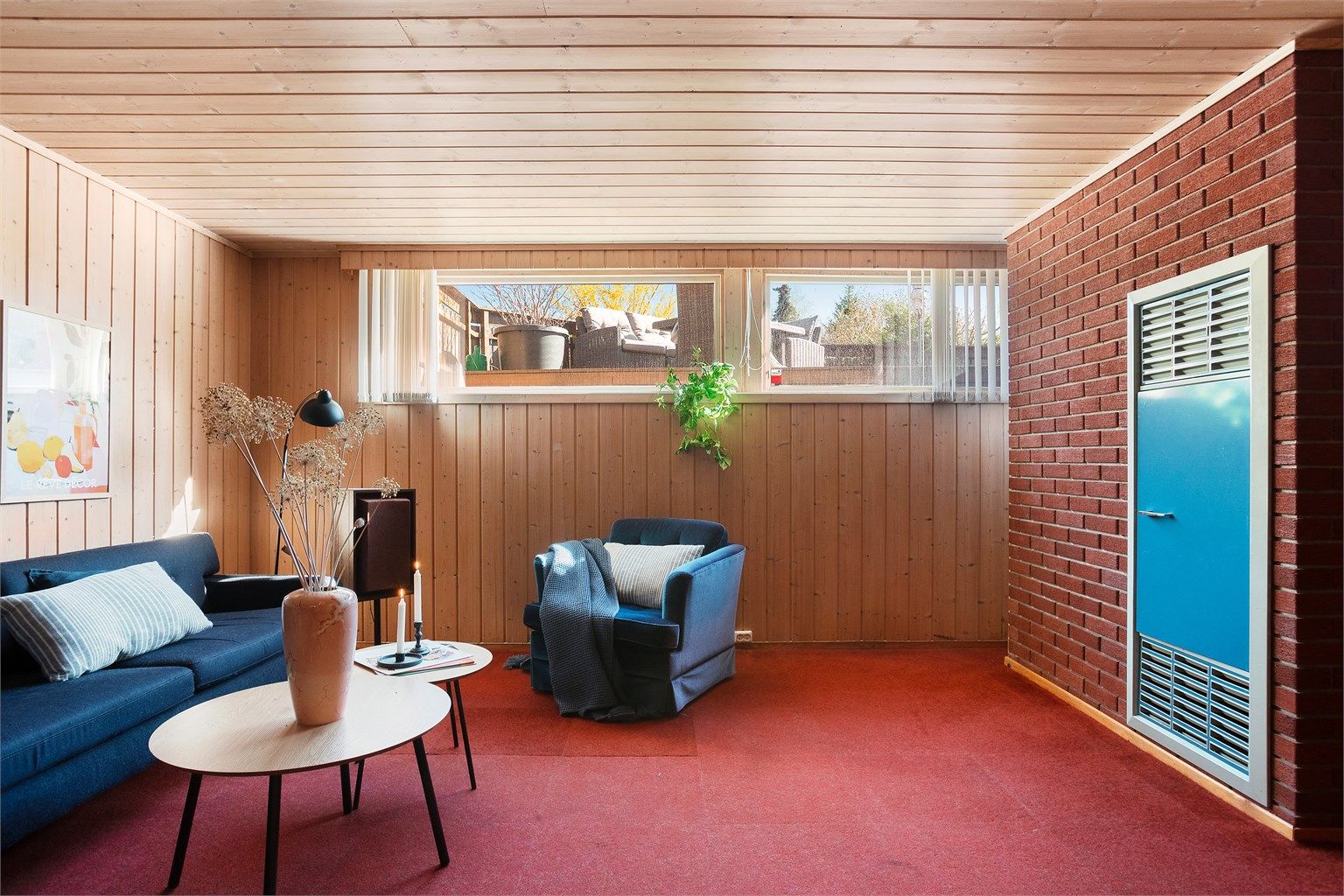 Romslig kjellerstue med tidligere parafinfyring. 