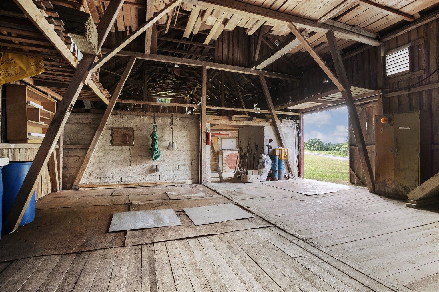 1. etasje i låven har et bruksareal på ca. 213 m².