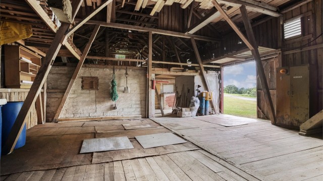 1. etasje i låven har et bruksareal på ca. 213 m².