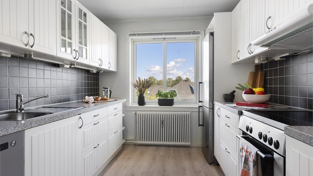 Separat kjøkken med rikelig skap- og benkeplass.
