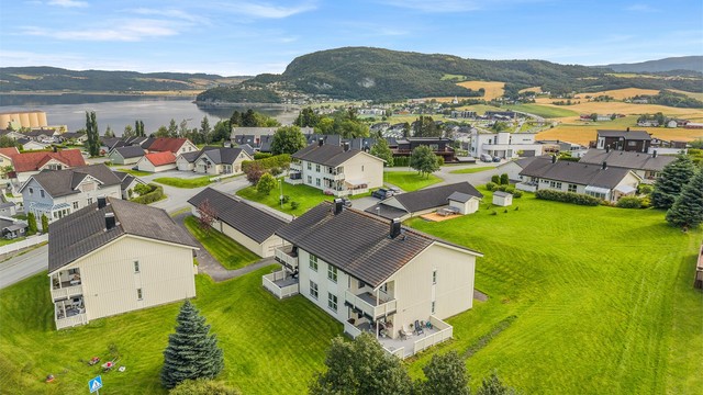 Daglige innkjøp er lett tilgjengelig, med både Coop Extra Buvika og Kiwi Buvika ca. 14 minutters gange unna. Melhus Kjøpesenter nås på ca. 13 minutter med bil, mens StorM Senter ligger ca. 15 minutters kjøretur unna.