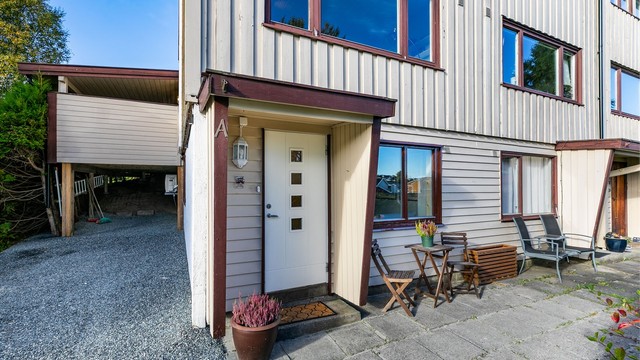 Utenfor inngangspartiet er det sommerstid sol første del av dagen.