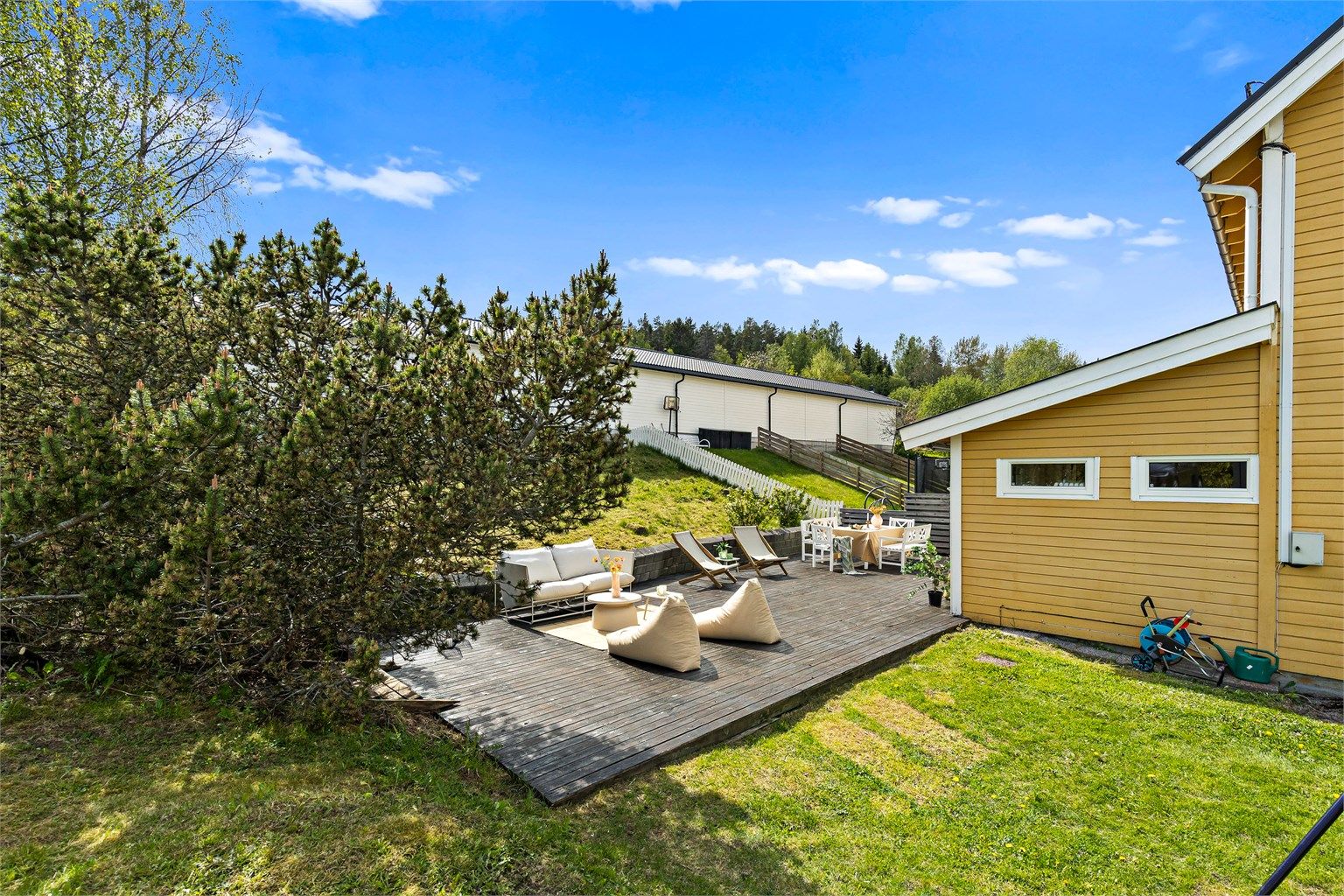 Her får du en sjelden mulighet til å sikre deg en av de beste beliggenhetene i Munkebekken! Som enderekkehus har boligen en stor og usjenert hage, og en markterrasse på ca. 65 m². Foto: Pål Aanerud