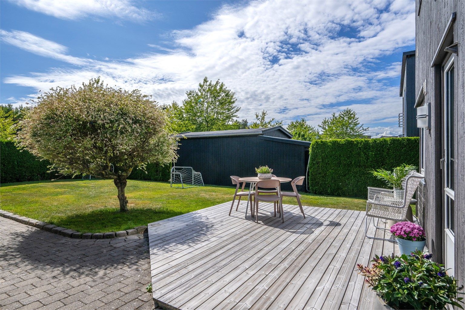 Sørvendt markterrasse med utgang fra stuen.