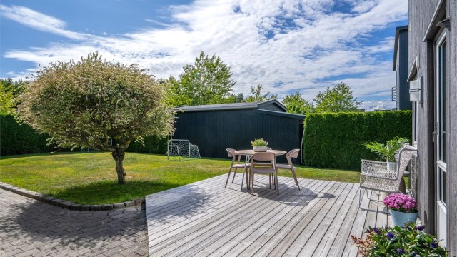 Sørvendt markterrasse med utgang fra stuen.