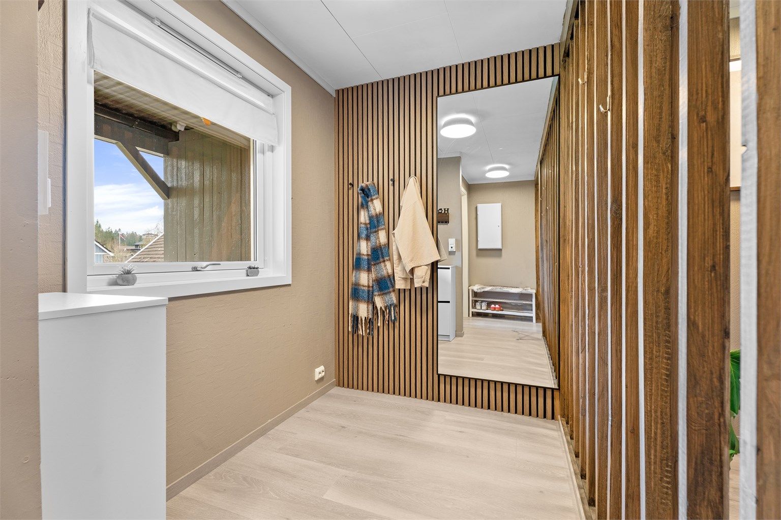 Praktisk oppheng og plass til kommode, skjenk, speil og det du måtte ønske. 