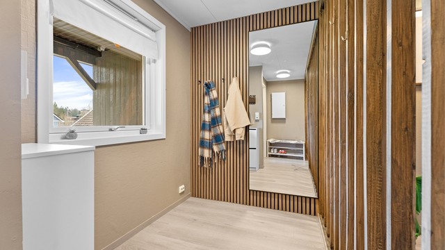 Praktisk oppheng og plass til kommode, skjenk, speil og det du måtte ønske.