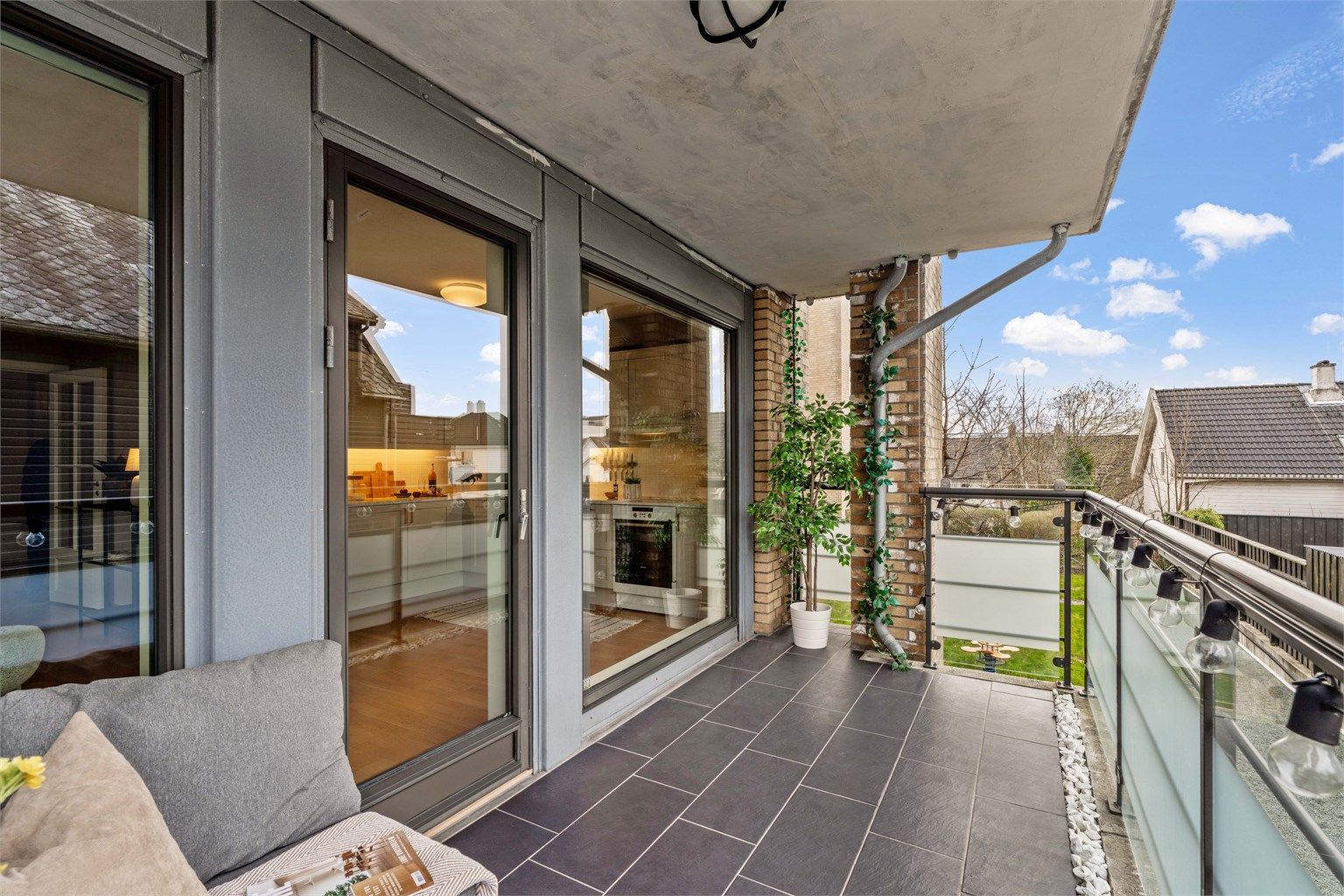 Balkongen har god plass til en sittegruppe og er et fint supplement til leiligheten.