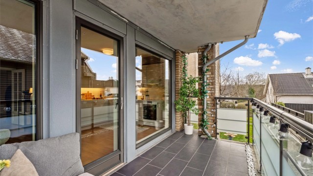 Balkongen har god plass til en sittegruppe og er et fint supplement til leiligheten.