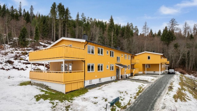 I nærområdet er det kort vei til både barnehager og skoler, noe som gjør beliggenheten svært godt egnet for familier i ulike livsfaser. Her finnes gode lekeplasser, gangveier og naturlige møteplasser som bidrar til et inkluderende nærmiljø.