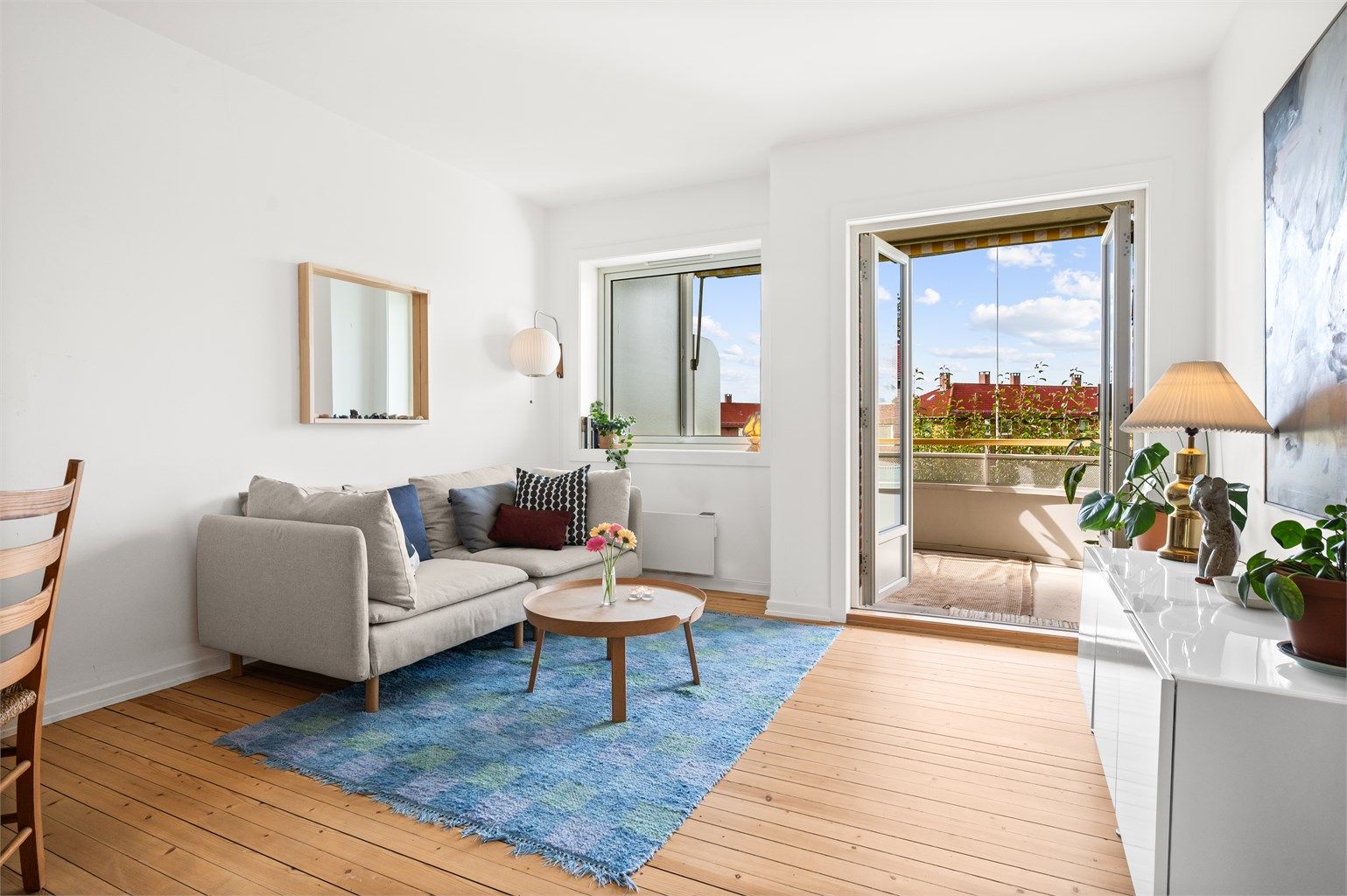 Stuen er romslig med god planløsning og kan enkelt innredes med en hyggelig sofagruppe med tilhørende sofabord og annet ønskelig stuemøblement. 