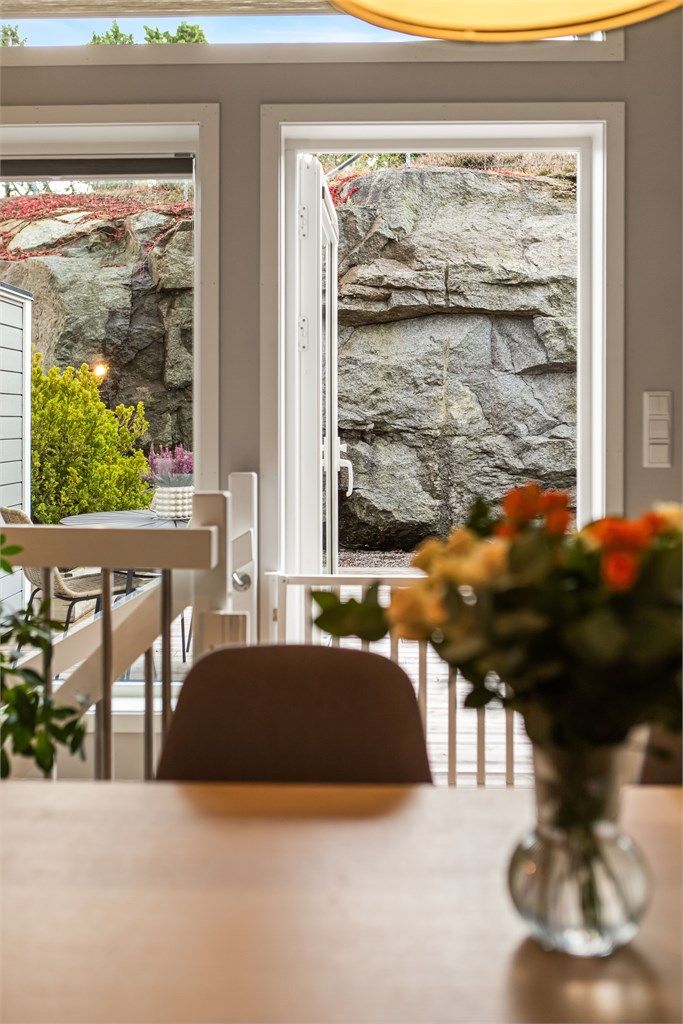 Store vindusflater slipper inn rikelig med dagslys.
