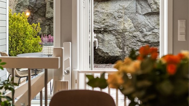 Store vindusflater slipper inn rikelig med dagslys.