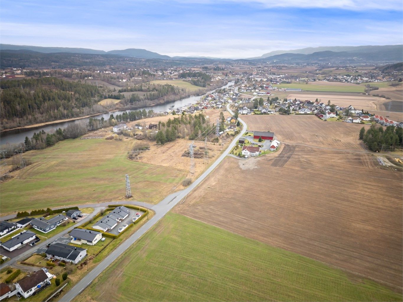 Det er ca. 2 km til Vestfossen sentrum hvor det bla. er jernbanestasjon, butikker, lege og skole