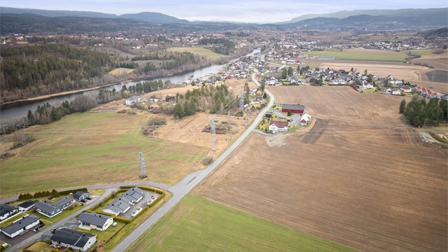 Det er ca. 2 km til Vestfossen sentrum hvor det bla. er jernbanestasjon, butikker, lege og skole