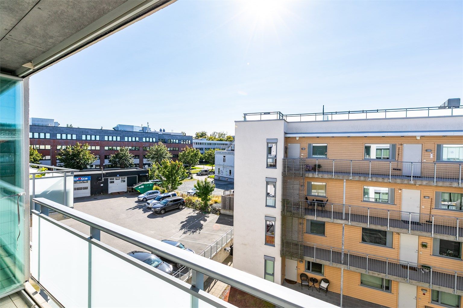 Denne leiligheten er attraktivt beliggende i øverste etasje med inntrukket veranda orientert i syd-vestlig retning.