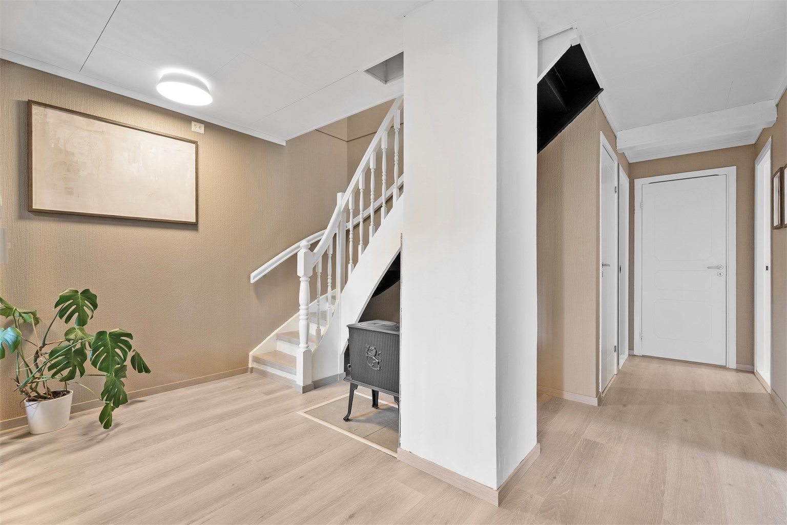 I underetasjen finner vi to soverom, vaskerom, walk-in garderobe, bod og toalettrom. Det er også en koselig peis som gir varme på kaldere dager. 