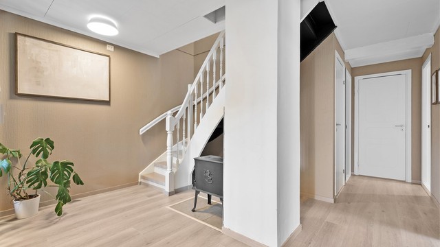 I underetasjen finner vi to soverom, vaskerom, walk-in garderobe, bod og toalettrom. Det er også en koselig peis som gir varme på kaldere dager.