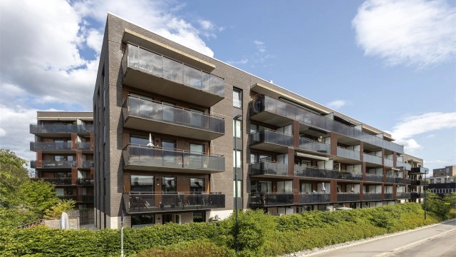 Sydvestvendt fasade som bader i sol store deler av dagen. Sameiet og boligblokken befinner seg i en blindvei uten gjennomgangstrafikk