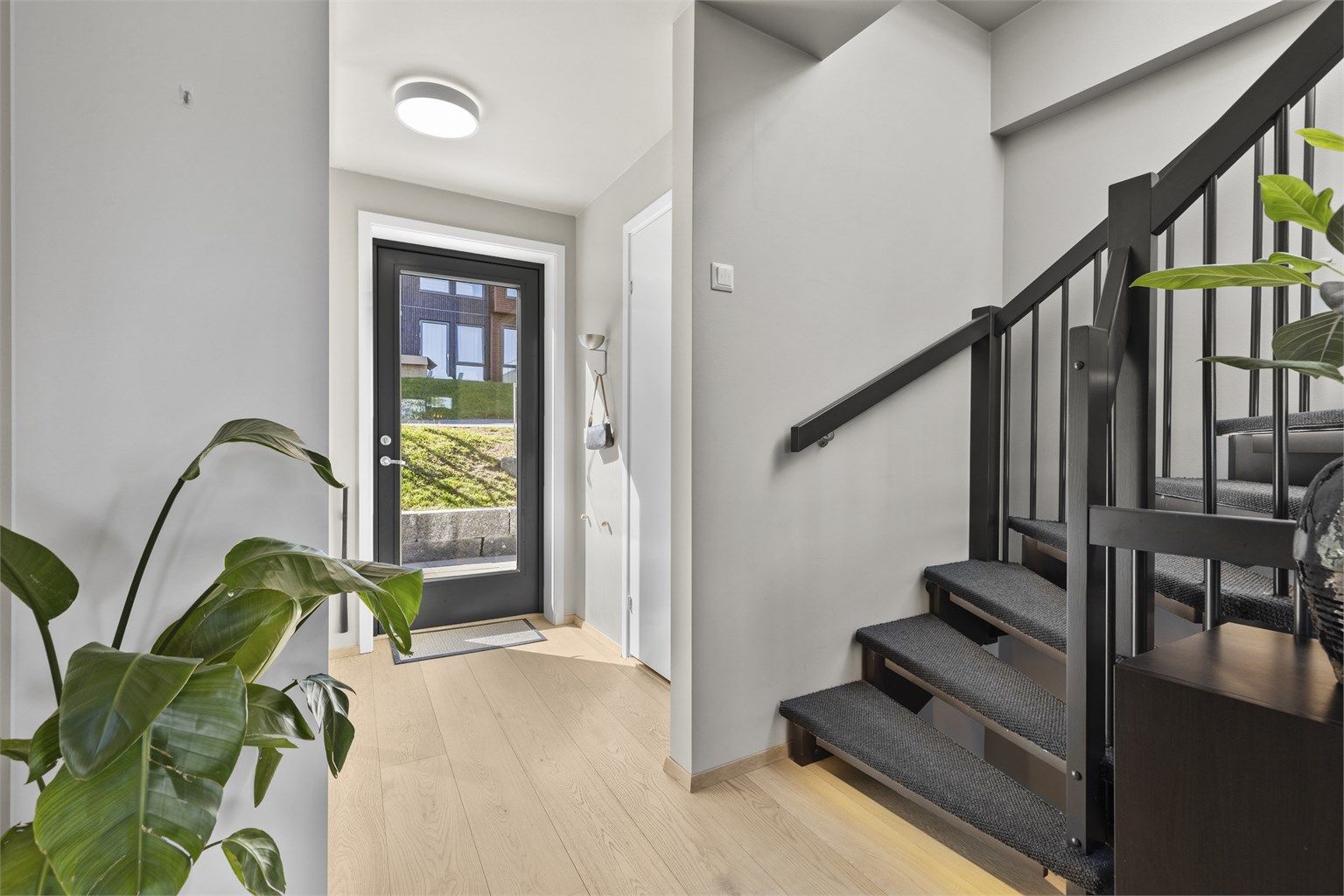 Lys entré med stor integrert skyvedørsgarderobe langs veggen. Fra entreén er det adkomst til toalettrom og et soverom, samt rett inn til stuen.