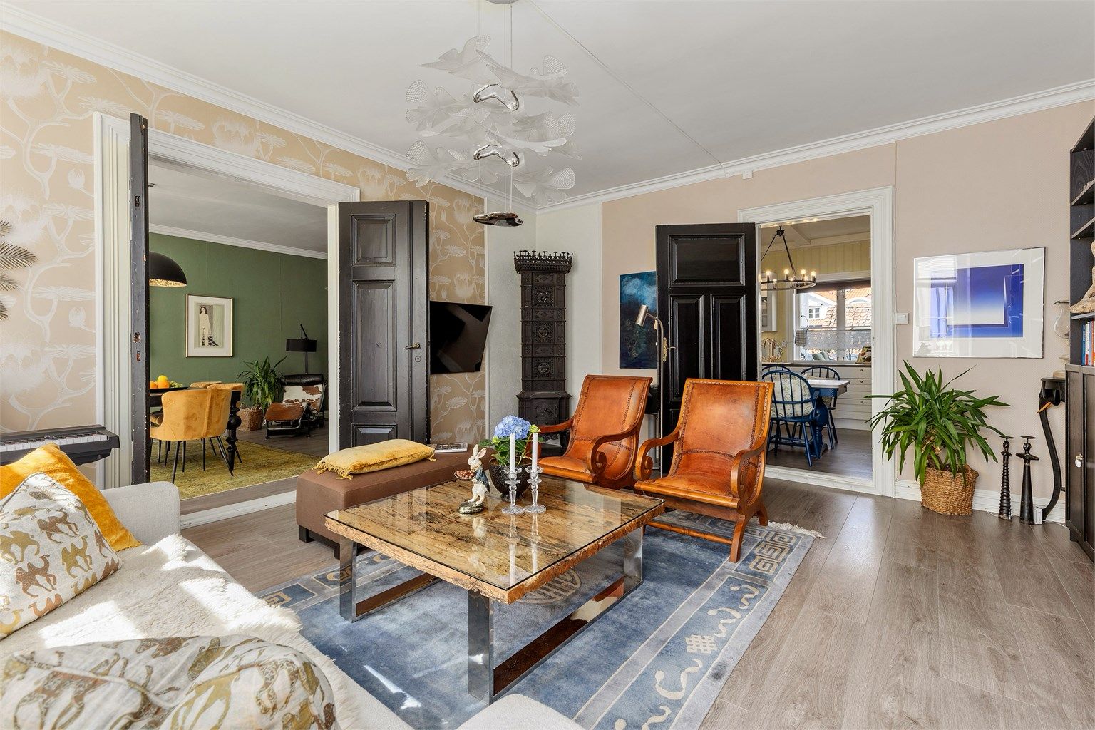 Dette er en lys og romslig selveierleilighet med ypperlig beliggenhet i Risør sentrum.