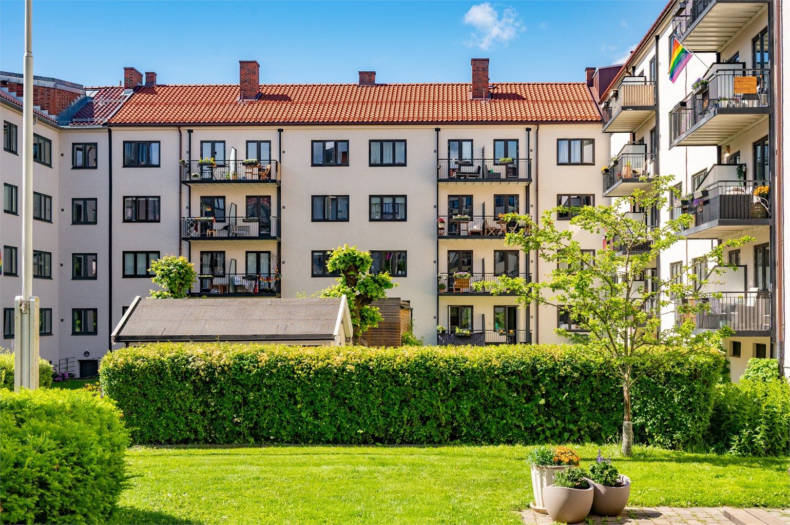 Boligselskapet har et velholdt og frodig gårdsrom med sittegrupper og sol store deler av dagen.