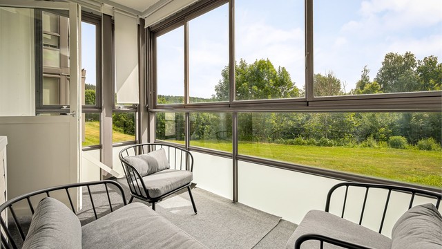 Leiligheten har innglasset balkong på 6 kvm. Fotograf: Stine Prøitz Jørgensen.