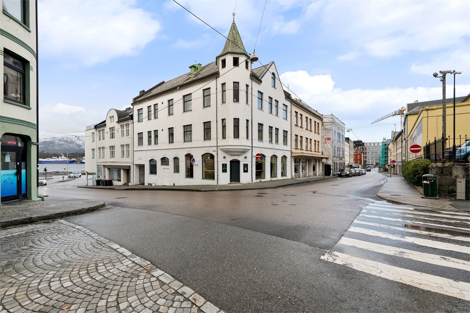 Eiendommen ligger like øst for Kiperviktorget, et knutepunkt i Ålesund sentrum.
