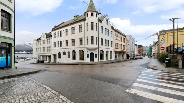 Eiendommen ligger like øst for Kiperviktorget, et knutepunkt i Ålesund sentrum.