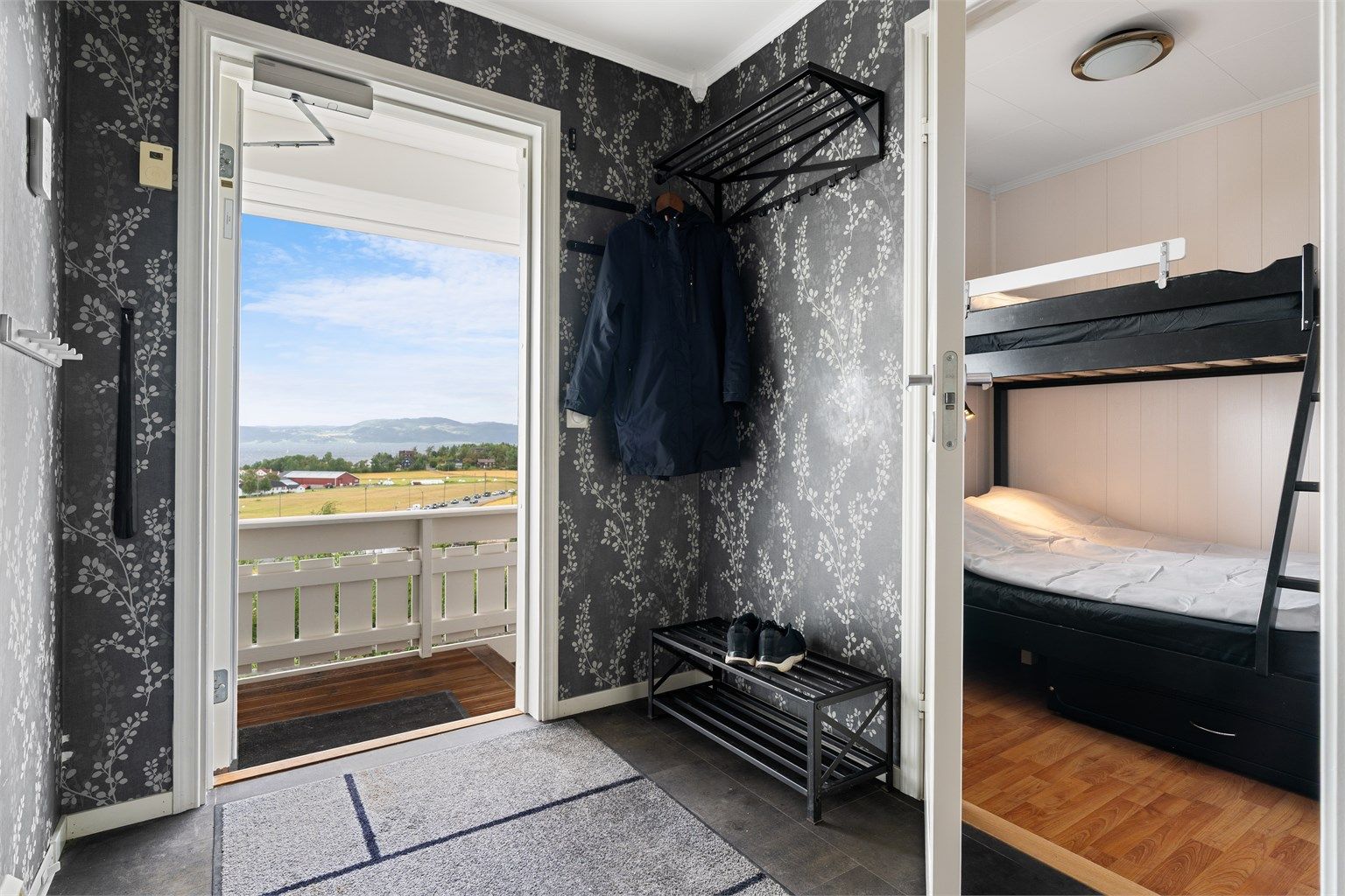 I forbindelse med entréen finner man et soverom på 4 kvm. 