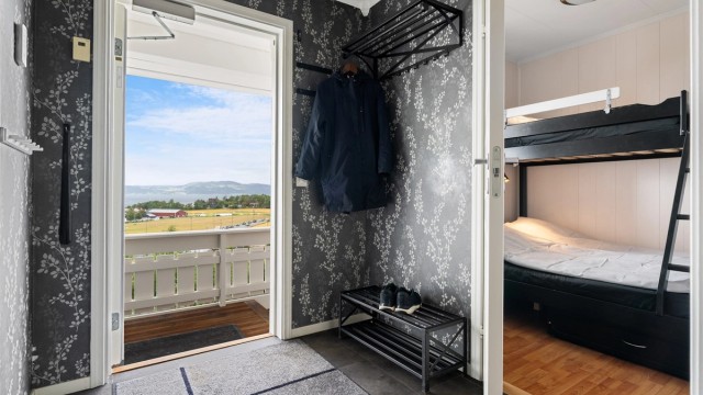 I forbindelse med entréen finner man et soverom på 4 kvm.