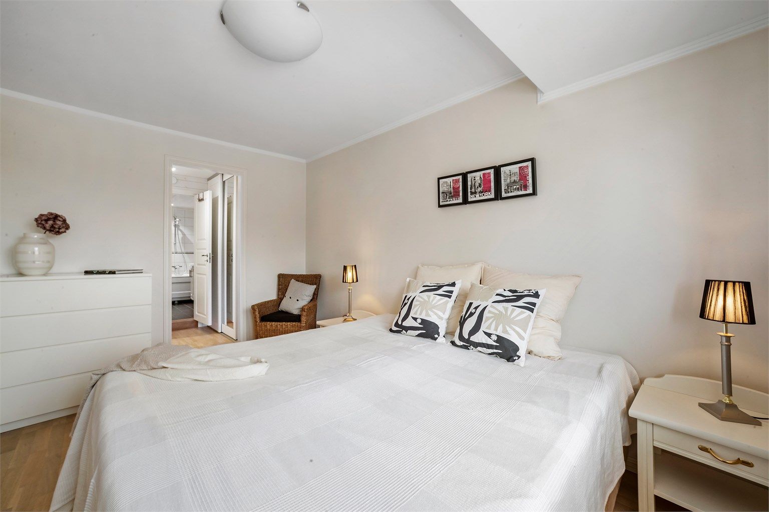 Hovedsoverommet er tilknyttet egen walk-in garderobe og bad.