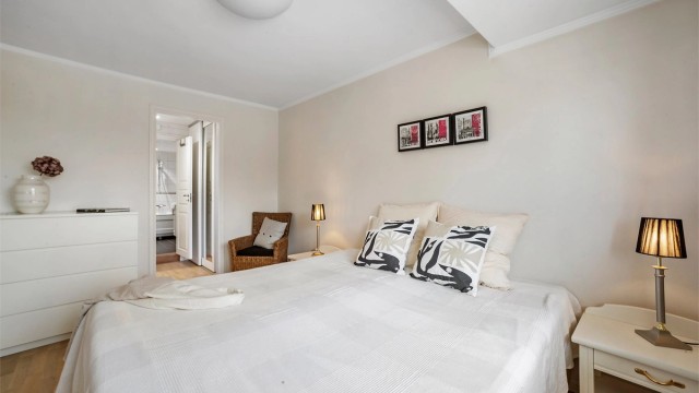 Hovedsoverommet er tilknyttet egen walk-in garderobe og bad.