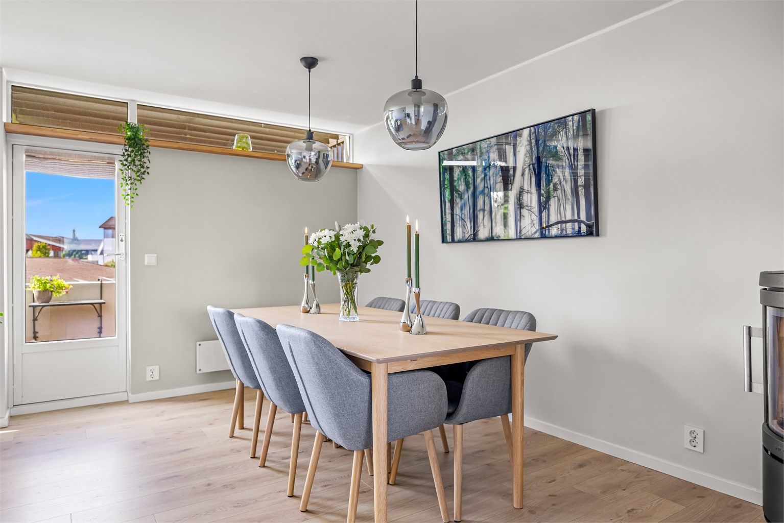 Spisestuen er plassert med nærhet til både stue og balkong.