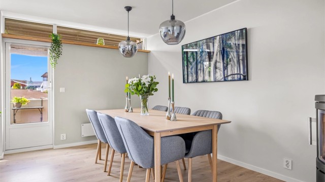 Spisestuen er plassert med nærhet til både stue og balkong.