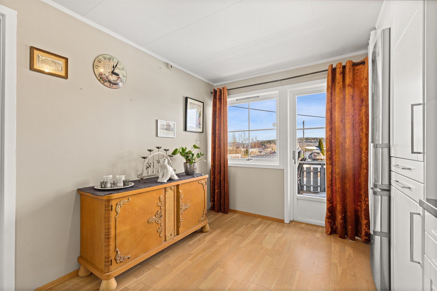 Det er direkte utgang til en terrassen på 18 m² fra kjøkkenet.