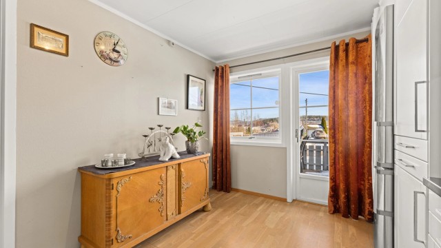 Det er direkte utgang til en terrassen på 18 m² fra kjøkkenet.