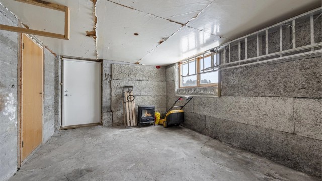 Gulvet er i støpt betong og veggene er av betong kledd med cellulose-plater.