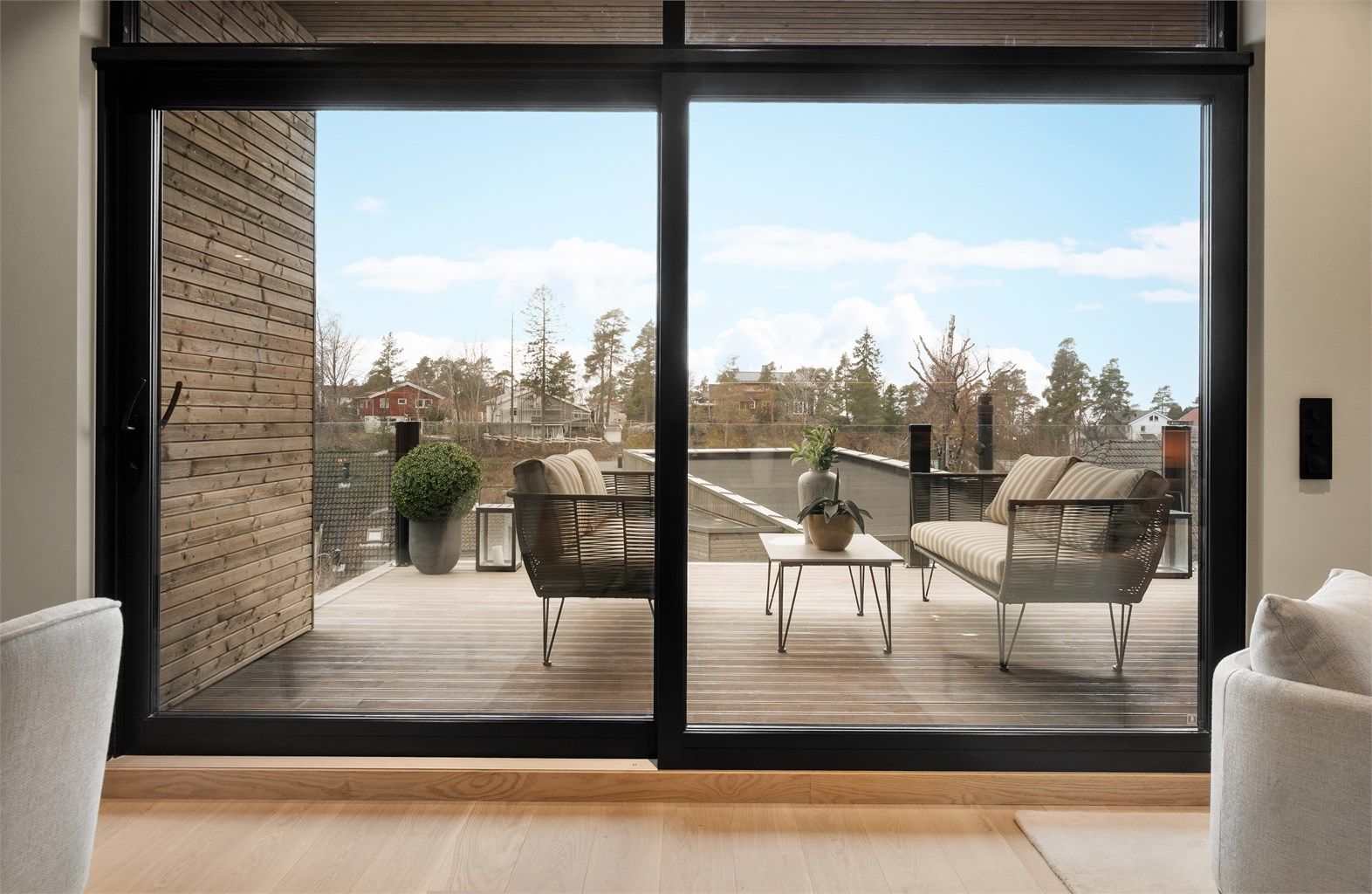 Balkongen på 23 m² blir en naturlig forlengelse av stuen. Balkongen er delvis takoverbygget som gir en lun atmosfære