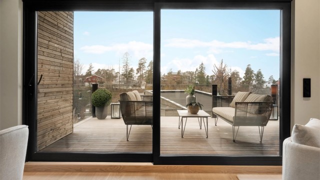 Balkongen på 23 m² blir en naturlig forlengelse av stuen. Balkongen er delvis takoverbygget som gir en lun atmosfære