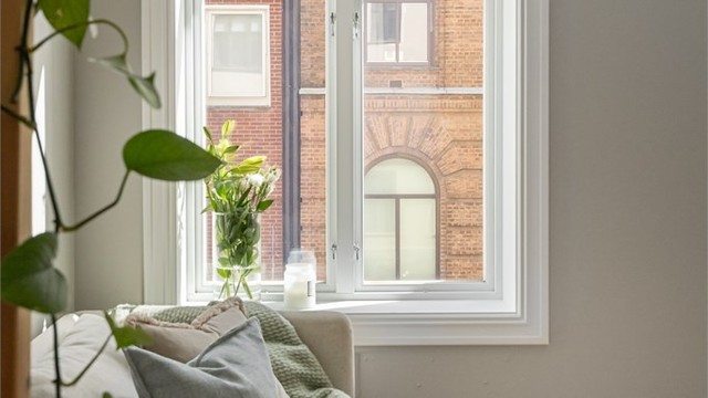 Vinduene vender ut mot den rolige blindveien.