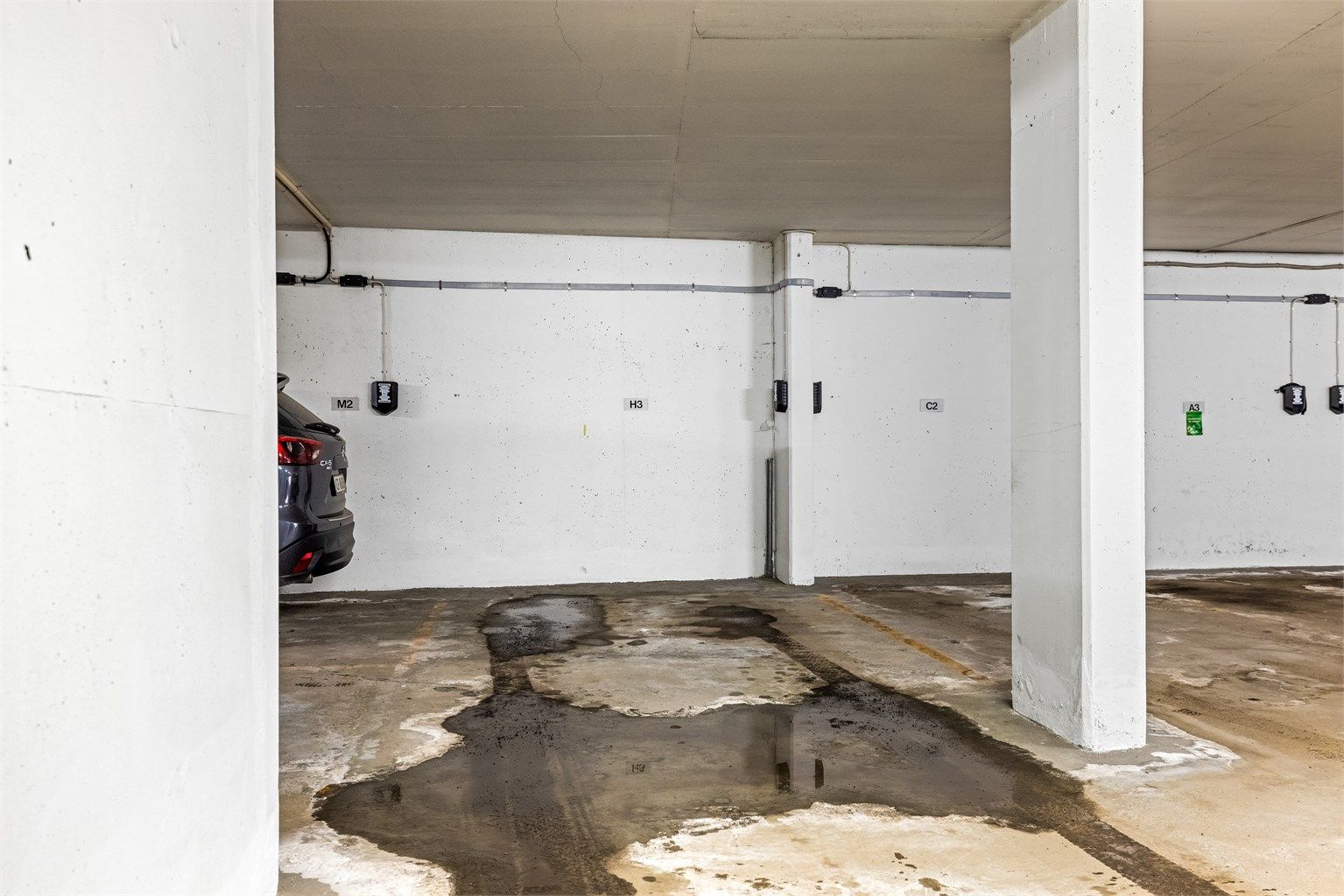 Det medfølger en fast parkeringsplass i garasjekjeller, klargjort for montering av elbillader.