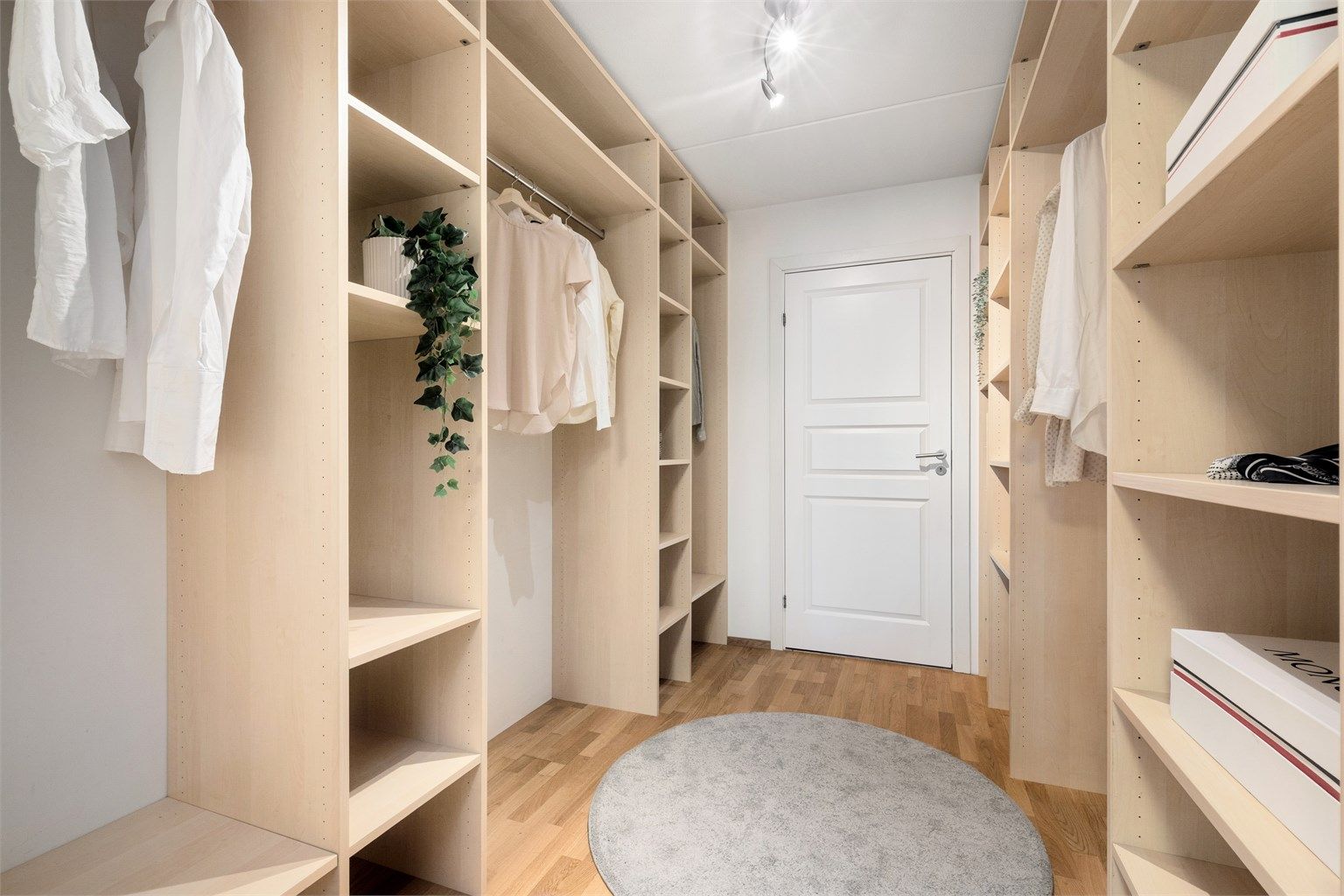 Walk-in-garderoben er svært godt utnyttet, med takhøy innredning som gir maksimal oppbevaringsplass.