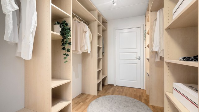 Walk-in-garderoben er svært godt utnyttet, med takhøy innredning som gir maksimal oppbevaringsplass.